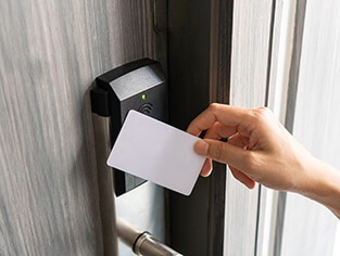 ビジネスホテルの鍵・カードキーは外出時に預ける？